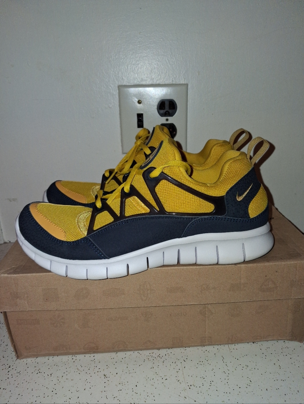 SIZE 8M , 9.5W - NIKE FREE HUARACHE LIGHT, YELLOW/BLUE , MICHIGAN. BRAND NEW WIT